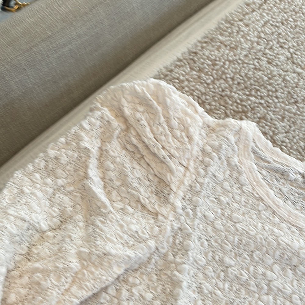Puff shoulder top - Picture 2 of 5